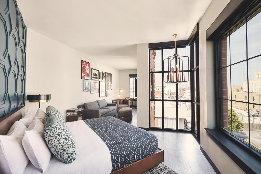 a bedroom with a bed and a living room at Hotel Vandivort in Springfield