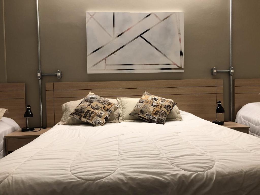 Tempat tidur dalam kamar di Hotel Brasilia Curitiba