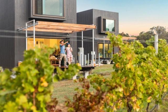 un groupe de personnes debout sur la terrasse couverte d'une maison dans l'établissement Barn Hives Yallingup, à Yallingup