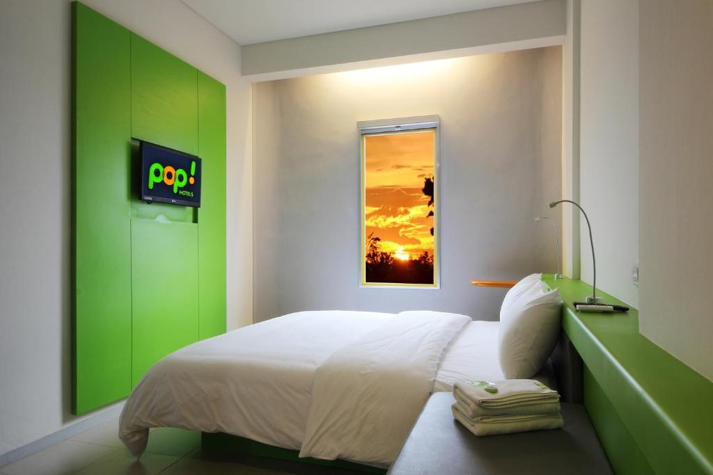 Postel nebo postele na pokoji v ubytování POP! Hotel Airport Jakarta