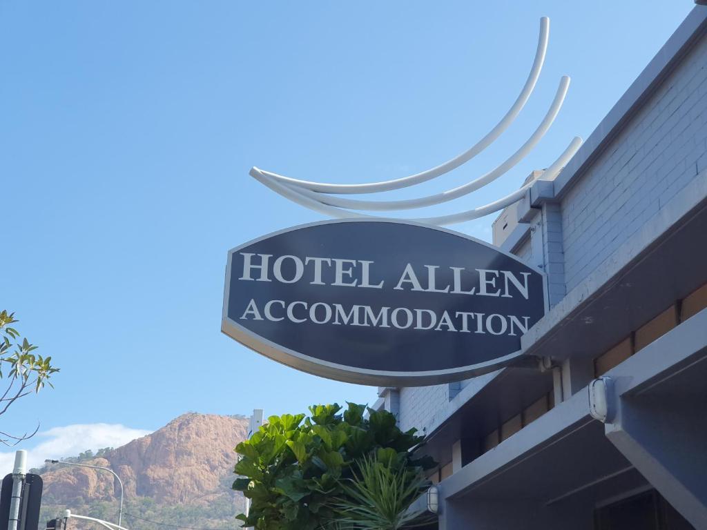 una señal para una alianza hotelera en un edificio en Hotel Allen en Townsville