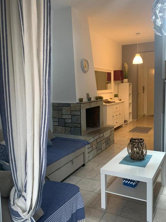salon z kanapą i kominkiem w obiekcie Lucas Lux Flogita apartment w mieście Flogita