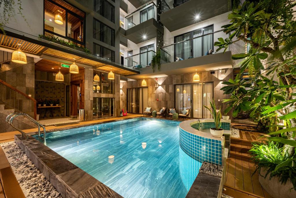 uma piscina numa casa com um edifício em The Kila Boutique Hotel em Quy Nhon