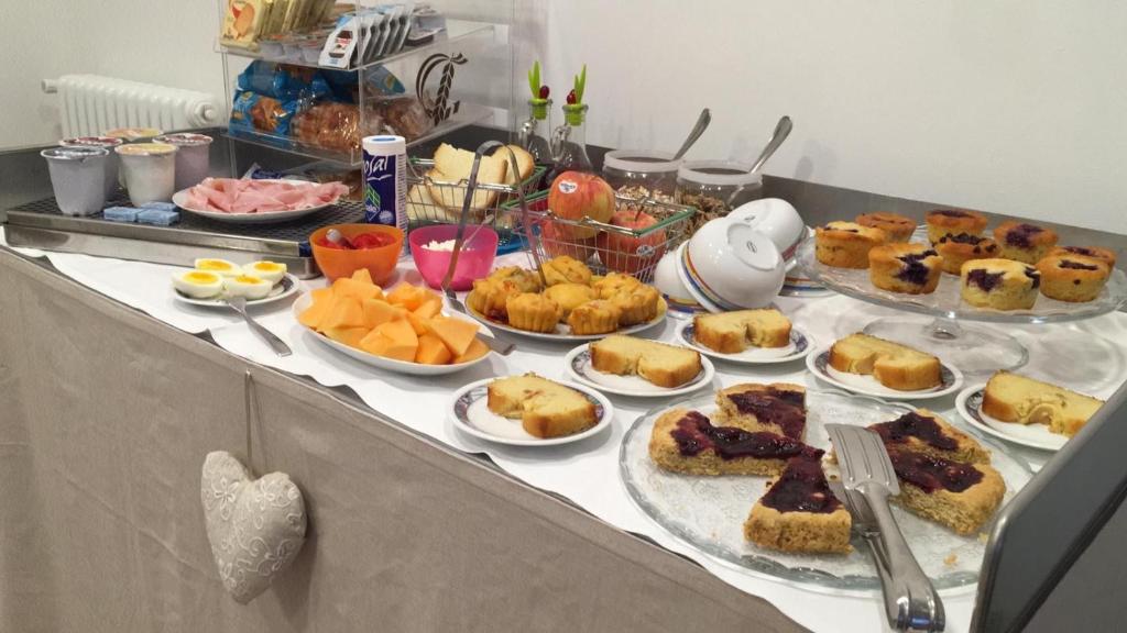 un buffet avec différents types de nourriture sur une table dans l'établissement La Tegola, à Côme
