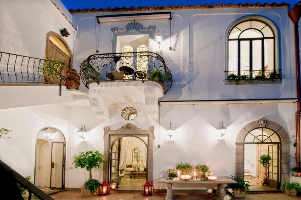 un edificio con pareti bianche e blu e una scala di Casa Buonocore a Positano