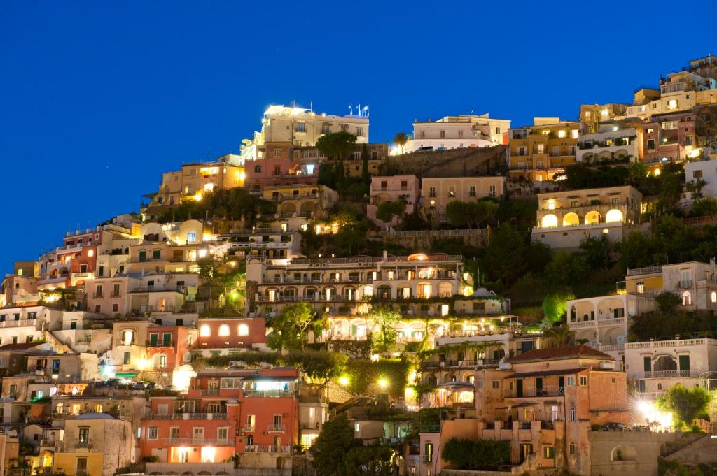 Nespecifikovaný výhled na destinaci Positano nebo výhled na město při pohledu z penzionu