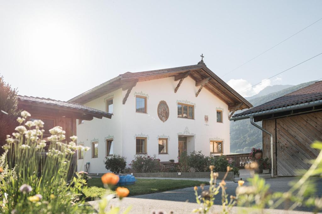 インスブルックにあるHell Hofの山々を背景にした大きな白い家