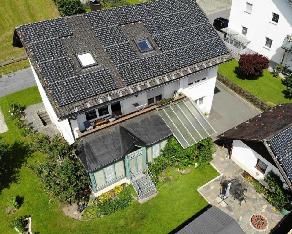 弗勞埃瑙的住宿－Ferienwohnung Stoiber，享有带太阳能屋顶的房子的顶部景色