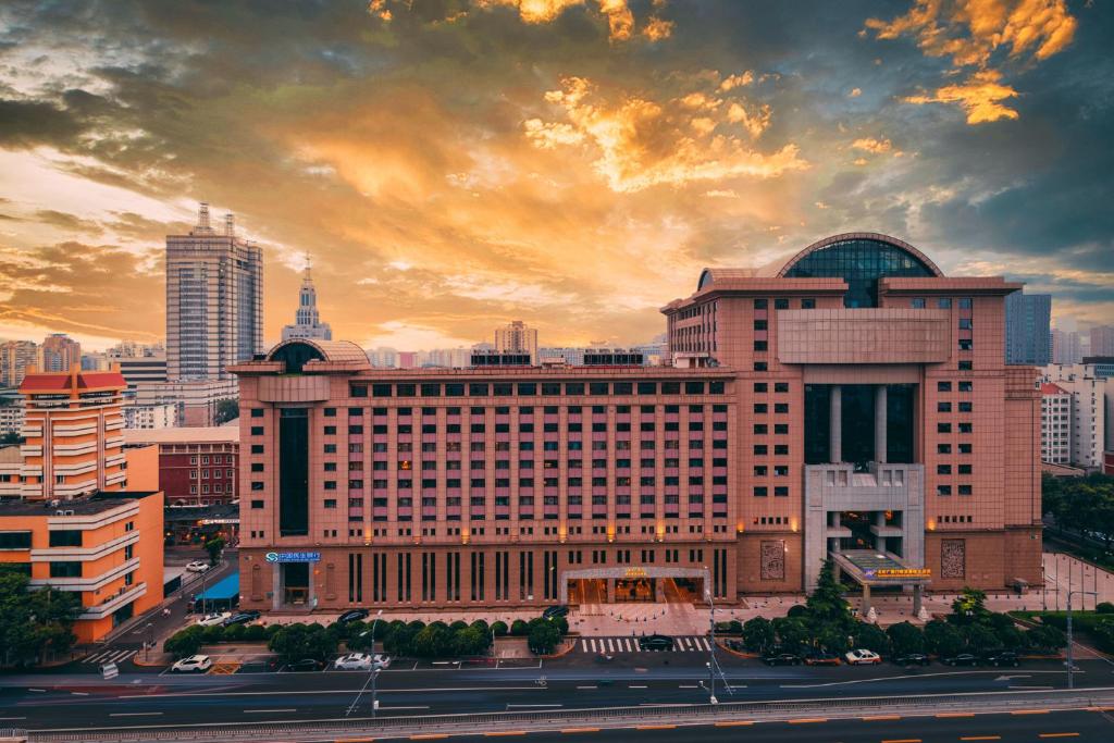 北京市にあるGuanganmen Grand Metropark Hotel Beijingの都心の大きな建物