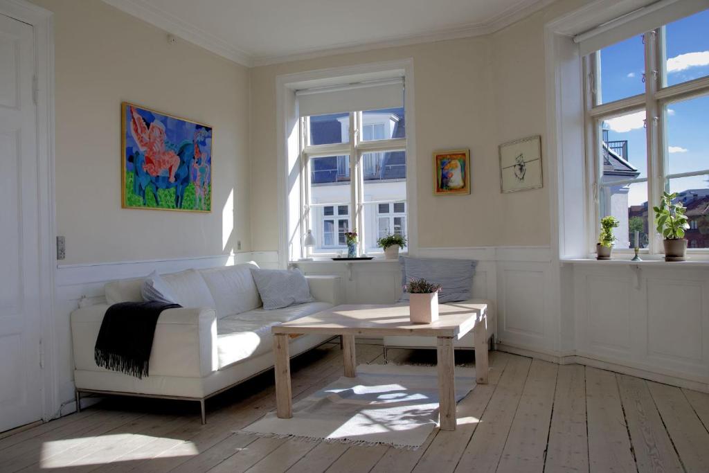 コペンハーゲンにあるApartmentInCopenhagen Apartment 331のリビングルーム(ソファ、コーヒーテーブル付)