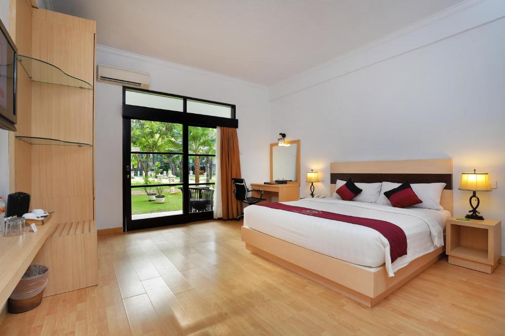 Postel nebo postele na pokoji v ubytování Puri Saron Hotel Seminyak