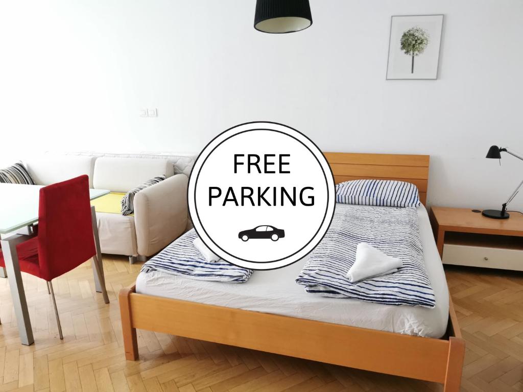 1 cama con una señal de aparcamiento gratuita en la sala de estar en City centre studio with a balcony and free parking, en Liubliana