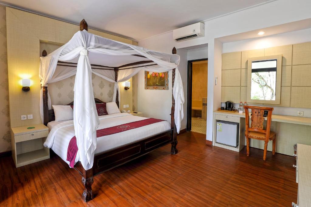 Postel nebo postele na pokoji v ubytování Puri Saron Hotel Seminyak