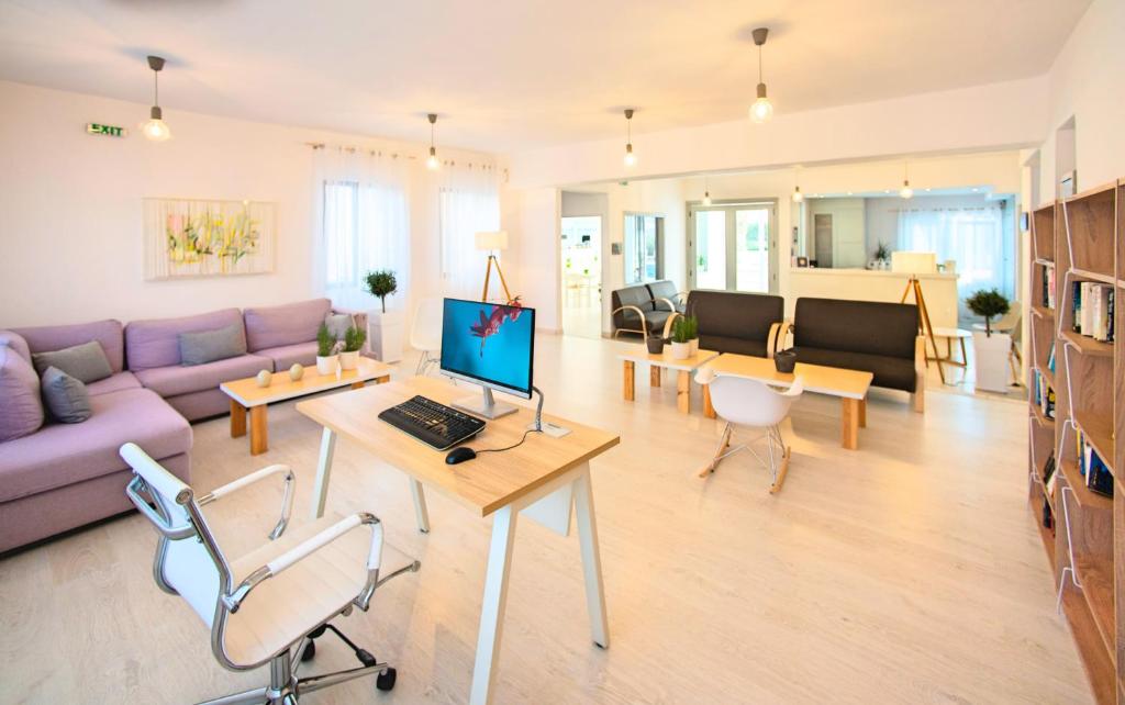 TV a/nebo společenská místnost v ubytování Elounda Krini Hotel