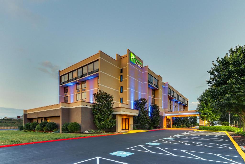 a hotel with a parking lot in front of it at Holiday Inn Express Aberdeen-Chesapeake House, an IHG Hotel in Aberdeen