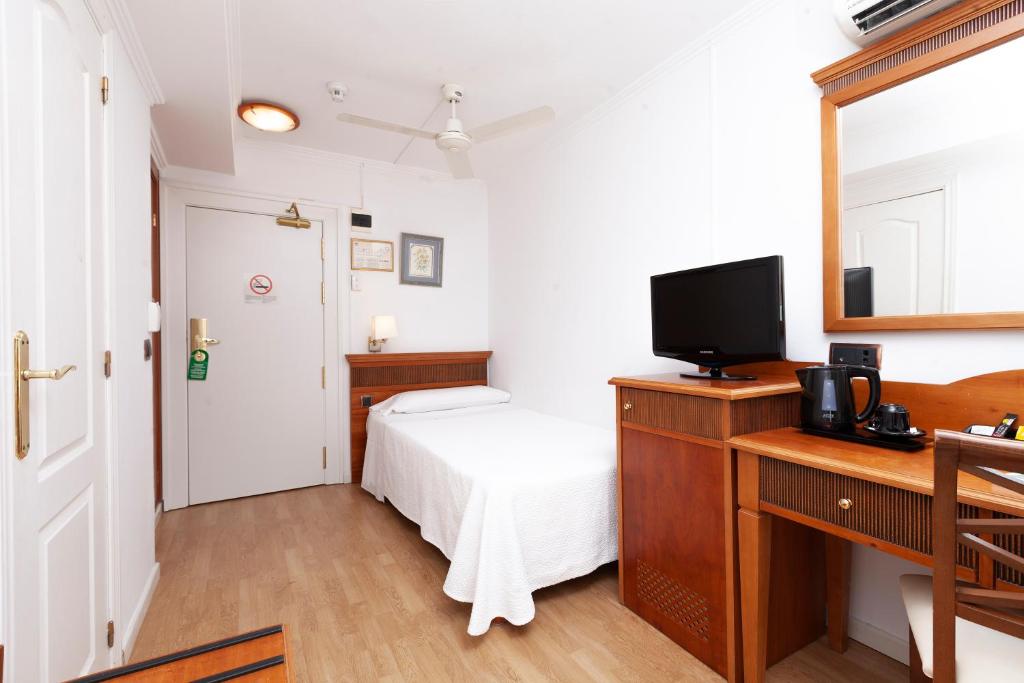 A television and/or entertainment centre at Hotel Araxa - Adults Only