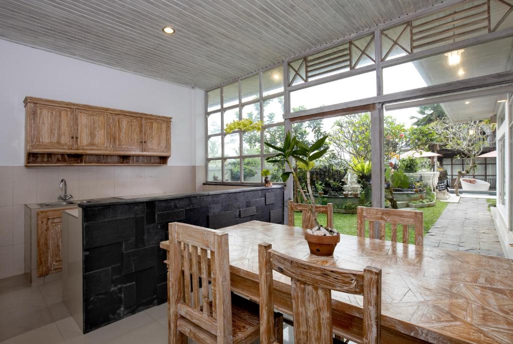 Kuchyň nebo kuchyňský kout v ubytování Abian Taksu Suite & Villas