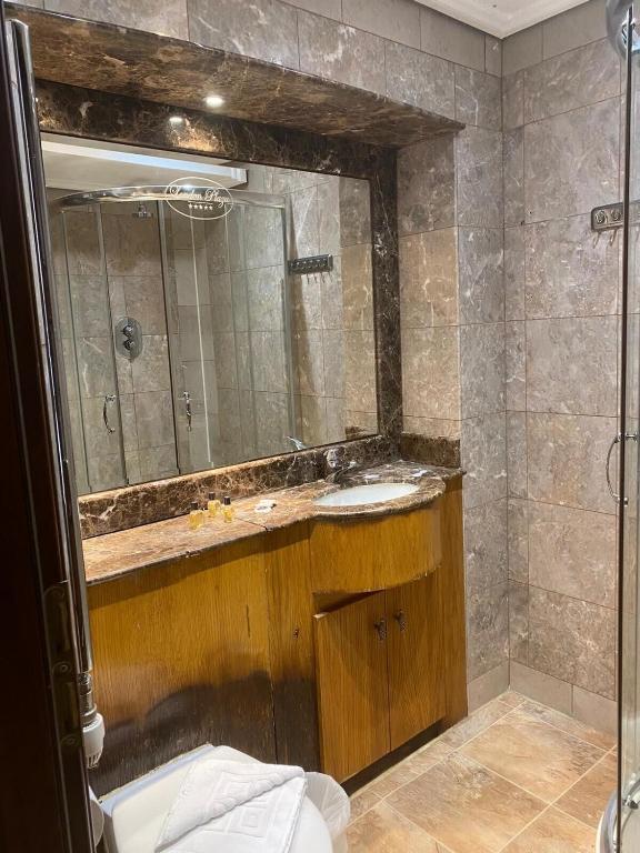 Lovely Studio fits 3 Near Hyde Park-R22-Building32