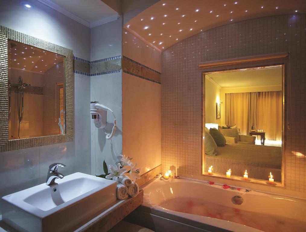 Kúpeľňa v ubytovaní Atrium Prestige Thalasso Spa Resort & Villas