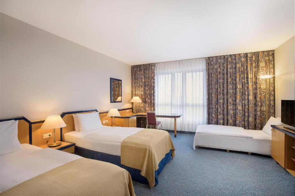 Postel nebo postele na pokoji v ubytování HI Hotel International Hamburg