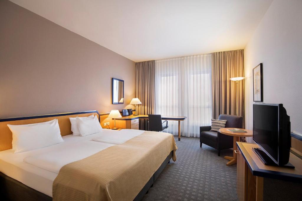 Postel nebo postele na pokoji v ubytování HI Hotel International Hamburg