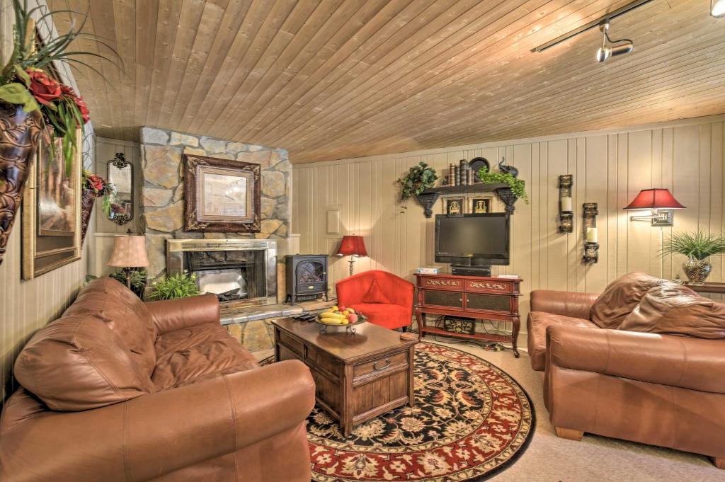ein Wohnzimmer mit 2 Sofas und einem TV in der Unterkunft All-Season Getaway Walk to SkiandBike, Zipline in Angel Fire