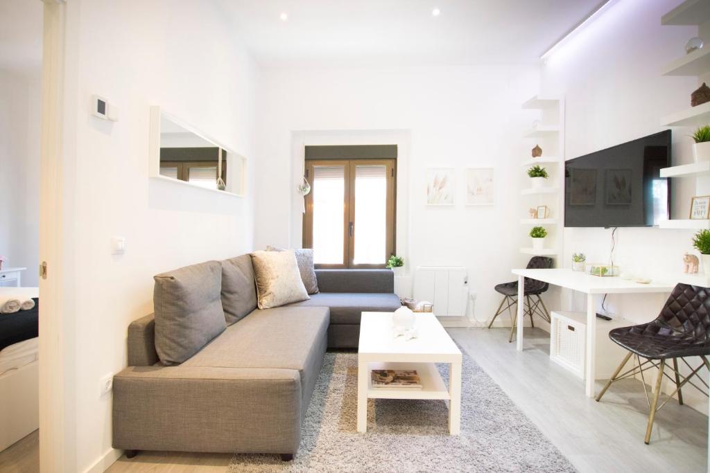 - un salon avec un canapé et une table dans l'établissement 1 bedroom 1 bathroom- MintyStay - Plaza de San Idelfonso, à Madrid