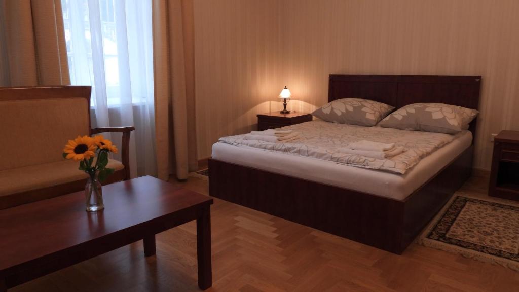 Posteľ alebo postele v izbe v ubytovaní Pokoje Gościnne Pałac w Balicach Instytut Zootechniki PIB