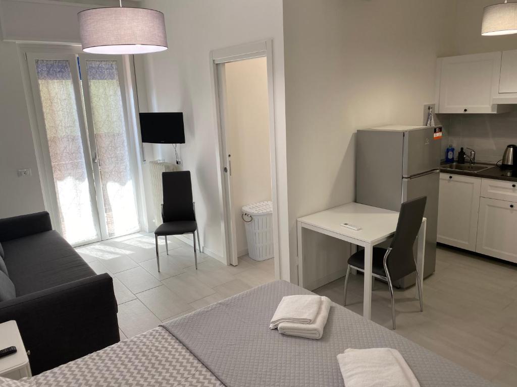 Kuchyňa alebo kuchynka v ubytovaní Stadio 1 - Appartamenti monolocali con bagno privato Verona
