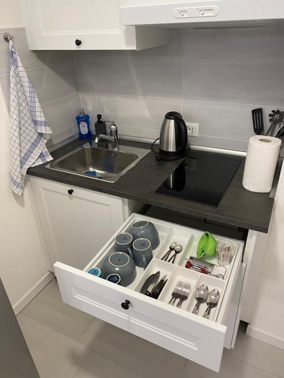 Kuchyňa alebo kuchynka v ubytovaní Stadio 1 - Appartamenti monolocali con bagno privato Verona