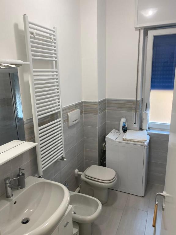 Kúpeľňa v ubytovaní Stadio 1 - Appartamenti monolocali con bagno privato Verona