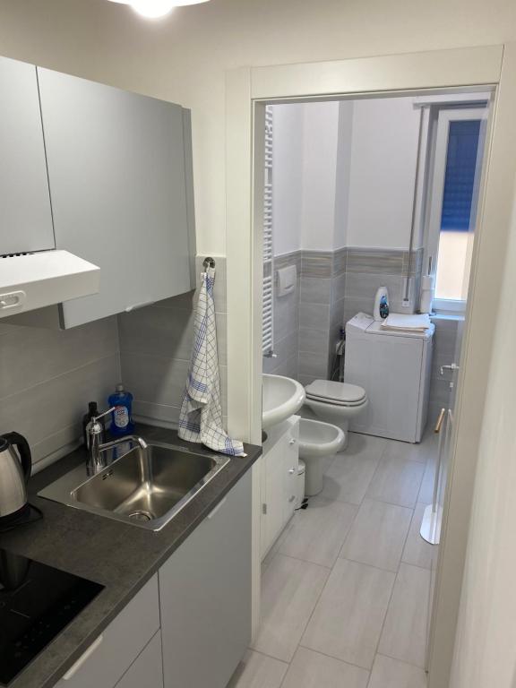 Kúpeľňa v ubytovaní Stadio 1 - Appartamenti monolocali con bagno privato Verona
