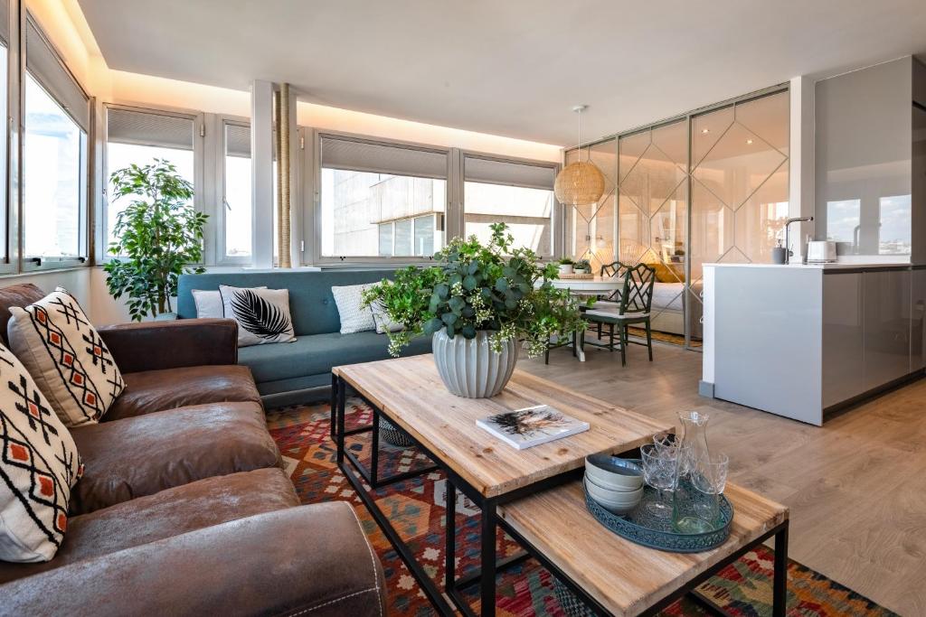 een woonkamer met een bank en een tafel bij 2 bedrooms 1 bathroom furnished - Justicia - incredible views - MintyStay in Madrid