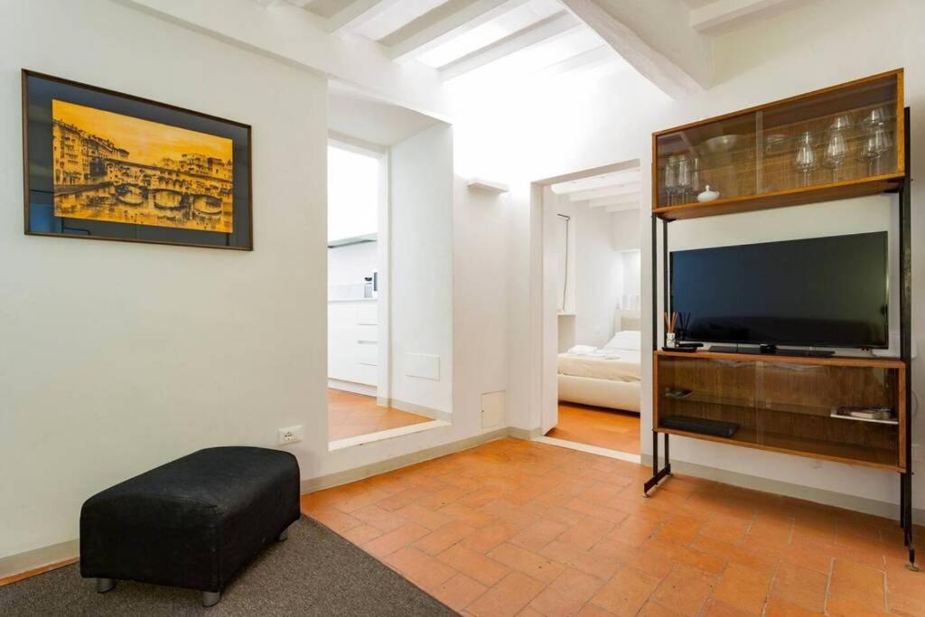 een woonkamer met een grote flatscreen-tv bij Costa San Giorgio in Florence