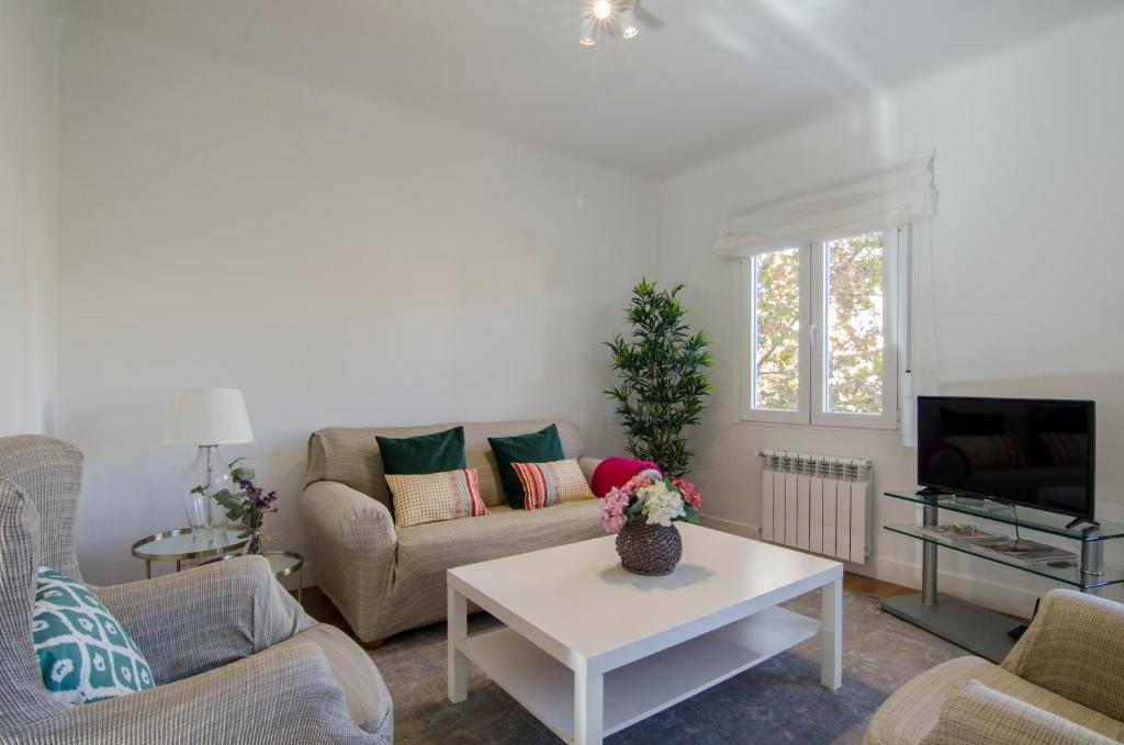 sala de estar con sofá y mesa en 2 bedrooms 2 bathrooms furnished - Bernabeu - Business area with terrace - Minty Stay, en Madrid