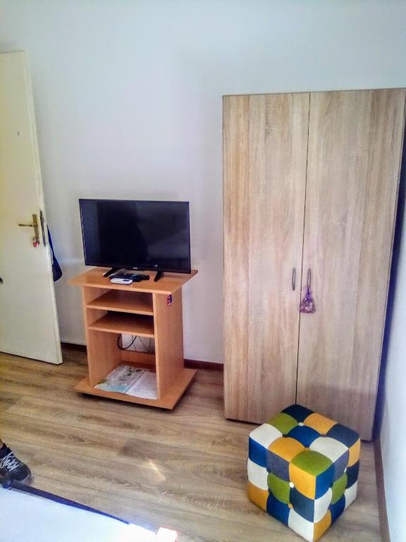 Televízia a/alebo spoločenská miestnosť v ubytovaní Maja rooms