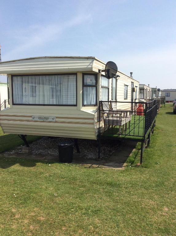 an rv is parked in a grass field at L&g FAMILY HOLIDAYS 4 BERTH CORAL BEACH GEN FAMILYS ONLY AND LEAD PERSON MUST BE OVER 30 in Ingoldmells