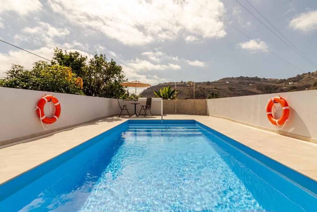 una piscina en el patio trasero de una casa en Casa Marjoes - 2 Villas - BBQ - Communal Pool, en Moya