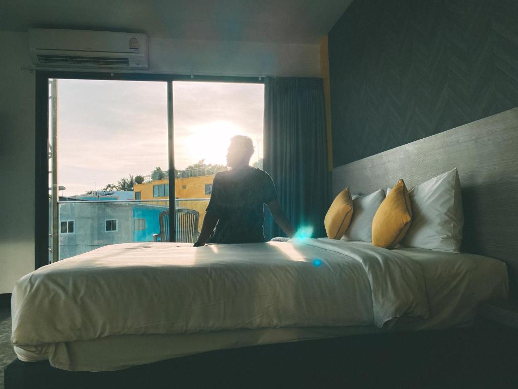 Postel nebo postele na pokoji v ubytování Wake Up Aonang Hotel