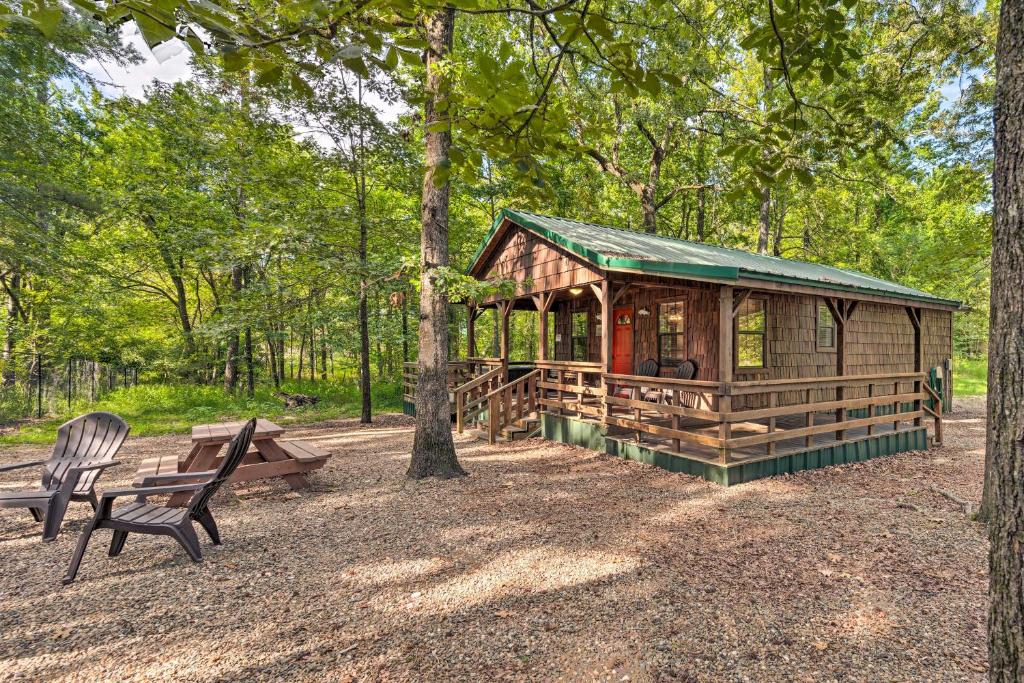 Relaxing Broken Bow Bungalow with Hot Tub and Deck!, Broken Bow (updated prices 2024)