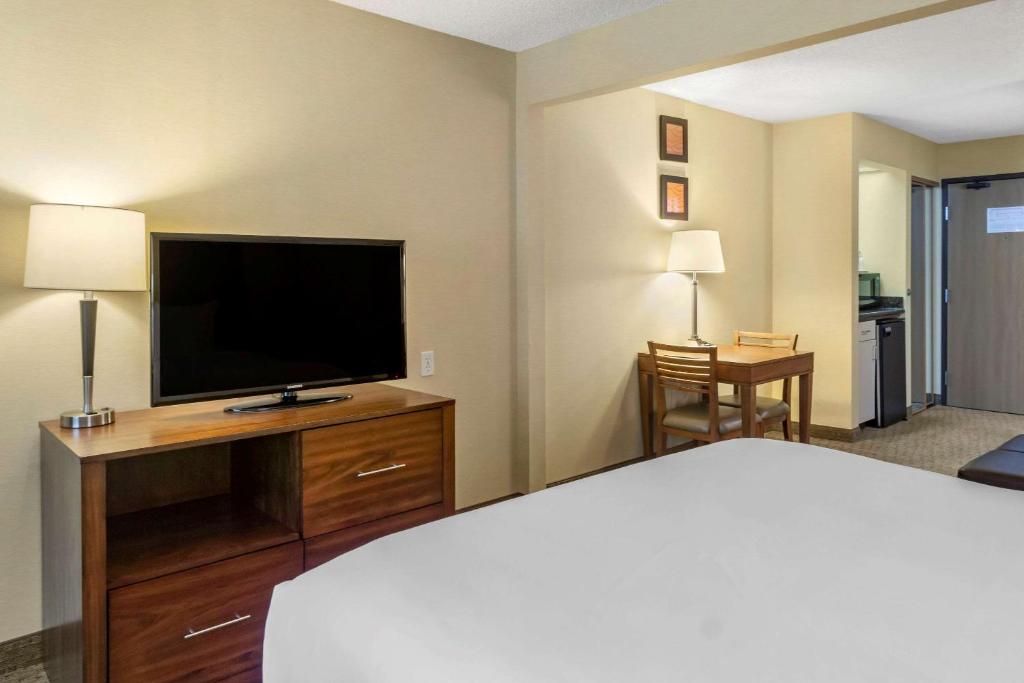 TV a/nebo společenská místnost v ubytování Comfort Inn & Suites Bothell - Seattle North