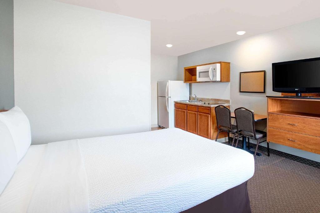 WoodSpring Suites Manassas Battlefield Park I-66 - Queen Suite - Smoking