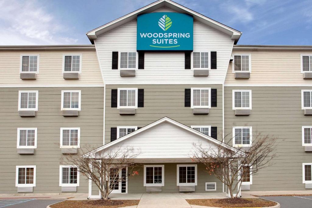 un edificio con un cartello che legge le suite per la lavorazione del legno di WoodSpring Suites Chesapeake-Norfolk South a Chesapeake