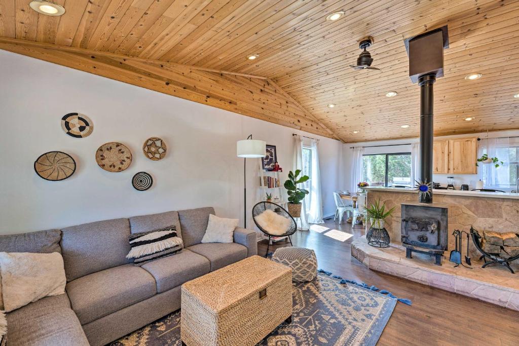 Khu vực ghế ngồi tại 1 Mi to Hiking Chic Show Low Escape with Fire Pit!