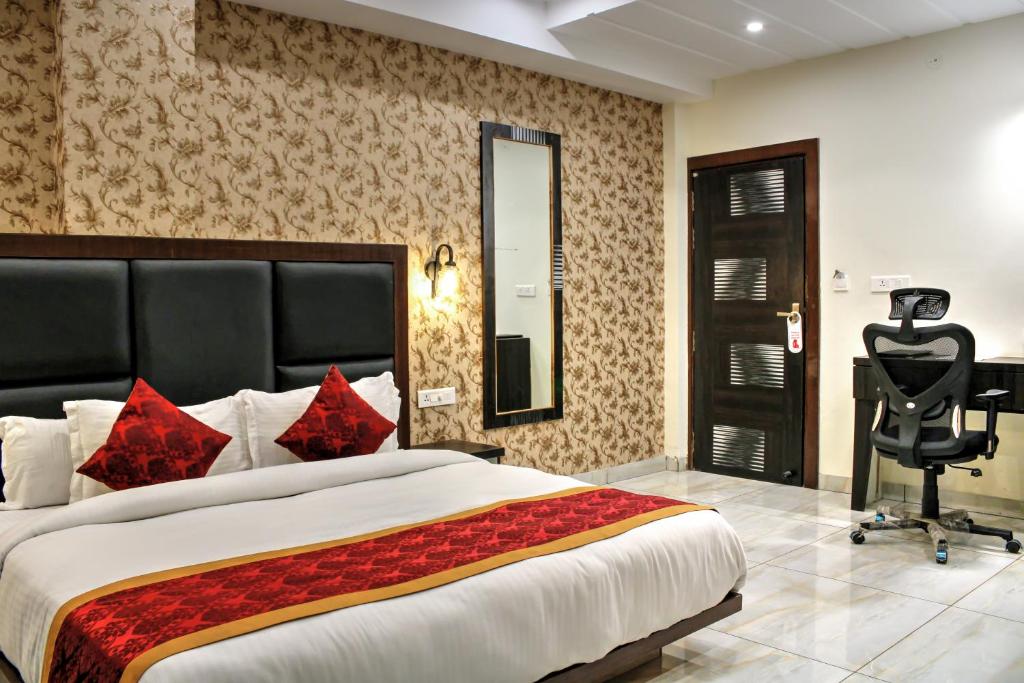 um quarto com uma cama, uma secretária e uma cadeira em HOTEL HILL VIEW em Dehradun