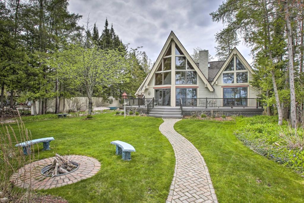 Dreamy Lake Skegemog Retreat Boat, Ski and Sip!, Williamsburg (updated