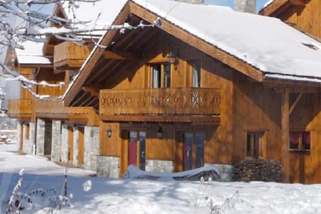 une maison en bois recouverte de neige dans l'établissement Biches du Plantin, à Les Allues