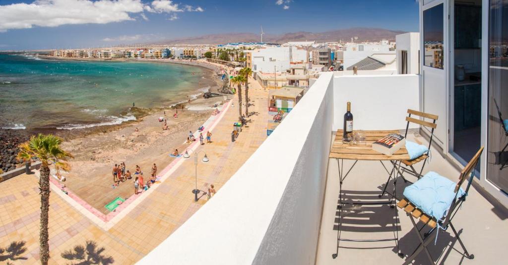 a balcony with a view of a beach at Arinaga Colors, tu casa en la playa in Arinaga