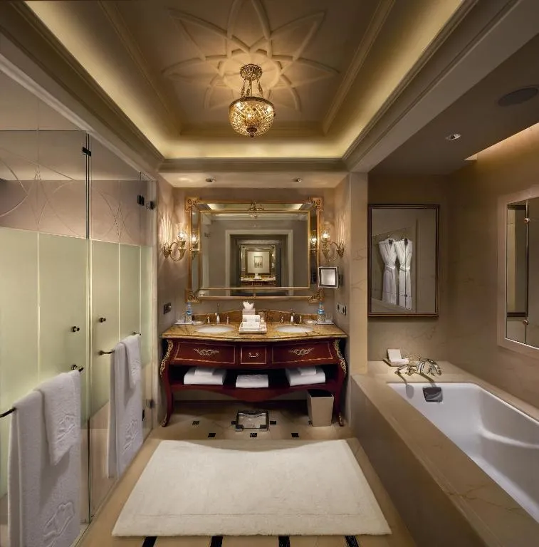 Royal Parlor Suite with Airport Transfers & Lounge Access including cocktail hours. 2 hours guaranteed early check in and late check out