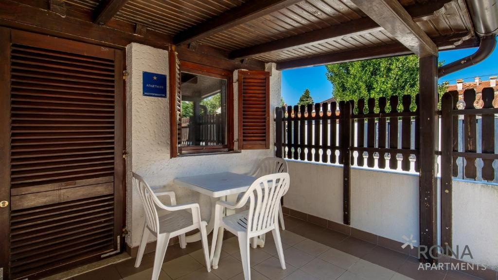 Balkon lub taras w obiekcie Rona Holiday Home Ana